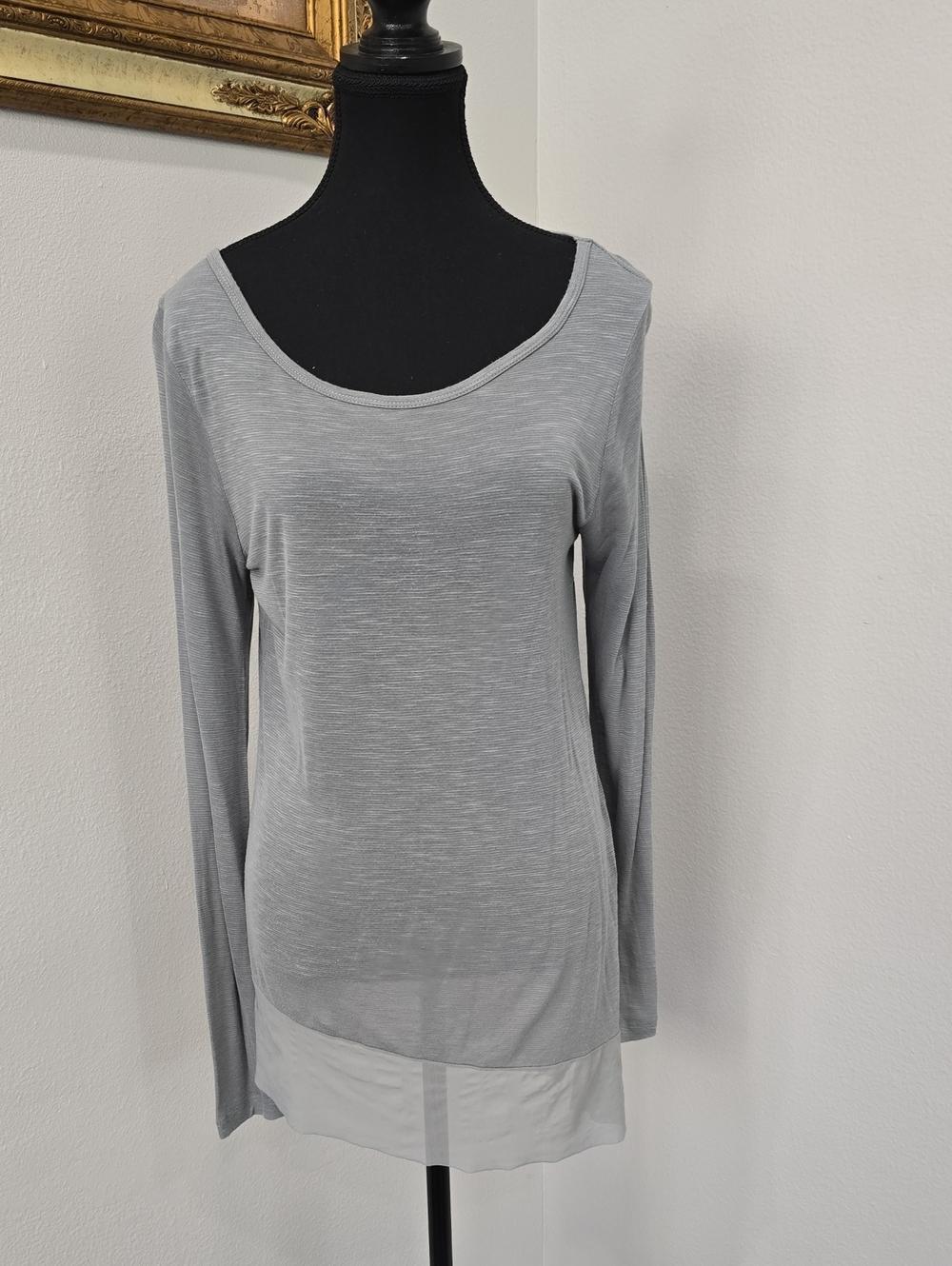 BCBGMaxAzria Light Gray Long-Sleeve Layered Hem Tee